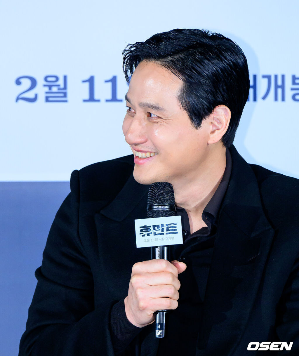 12일 오전 서울 광진구 자양동 롯데시네마 건대입구에서 영화 '휴민트' 제작보고회가 열렸다.<br /><br />영화 ‘휴민트’는 비밀도, 진실도 차가운 얼음 바다에 수장되는 블라디보스토크에서 서로 다른 목적을 가진 이들이 격돌하는 이야기.<br /><br />배우 박해준이 간담회를 하고 있다.  2026.01.12 / jpnews@osen.co.kr