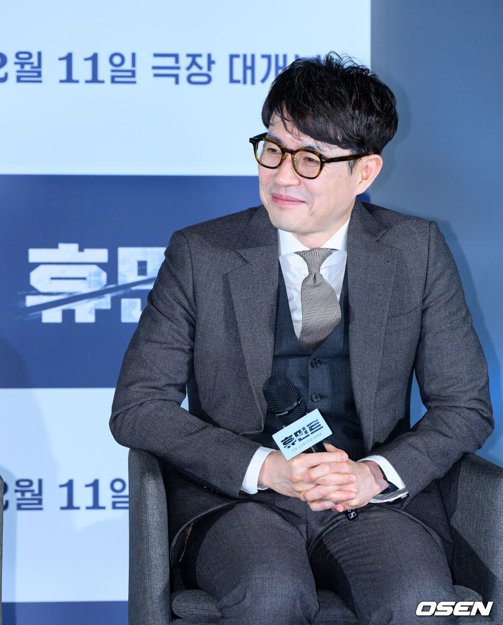 12일 오전 서울 광진구 자양동 롯데시네마 건대입구에서 영화 '휴민트' 제작보고회가 열렸다.<br /><br />영화 ‘휴민트’는 비밀도, 진실도 차가운 얼음 바다에 수장되는 블라디보스토크에서 서로 다른 목적을 가진 이들이 격돌하는 이야기.<br /><br />류승완 감독이 간담회를 하고 있다.  2026.01.12 / jpnews@osen.co.kr