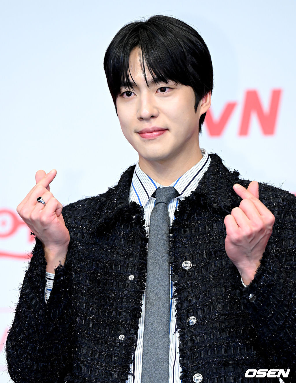 tvN 새 토일드라마 ‘언더커버 미쓰홍’ 제작발표회가 12일 오후 서울 구로구 신도림 더링크 호텔에서 열렸다.<br /><br />‘언더커버 미쓰홍’은 1990년대 세기말, 30대 엘리트 증권감독관 홍금보가 수상한 자금의 흐름이 포착된 증권사에 20살 말단 사원으로 위장취업하며 벌어지는 좌충우돌 레트로 오피스 코미디다. 고경표 외에 배우 박신혜, 하윤경 등이 출연한다.<br /><br />배우 조한결이 포즈를 취하고 있다. 2026.01.12 /cej@osen.co.kr