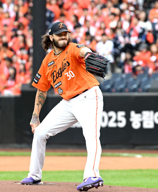 18일 오후 대전 한화생명볼파크에서 2025 신한 SOL Bank KBO리그 포스트시즌 플레이오프 1차전 한화 이글스와 삼성 라이온즈의 경기가 열렸다.한화는 폰세, 삼성은 가라비토를 선발 투수로 내세웠다.한화 선발 폰세가 힘차게 공을 뿌리고 있다. 2025.10.18 /spjj@osen.co.kr