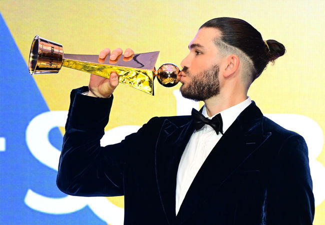 24일 오후 서울 잠실 롯데호텔 월드 크리스탈볼룸에서 ‘2025 신한 SOL뱅크 KBO 시상식’이 열렸다.예상대로였다. 한화 이글스 코디 폰세(31)가 2025시즌 MVP로 선정됐다. 폰세는 기자단 투표 124표 중 96표(76%)를 얻어 23표에 그친 르윈 디아즈(삼성)를 제치고 수상했다. SSG 앤더슨, 삼성 후라도, NC 라일리, KT 안현민, 롯데 레이예스가 각각 1표식 얻었다. 폰세는 부상으로 The Kia EV6 전기차를 부상으로 받았다. MVP 한화 폰세가 트로피에 키스를 하고 있다. 2025.11.24 /jpnews@osen.co.kr