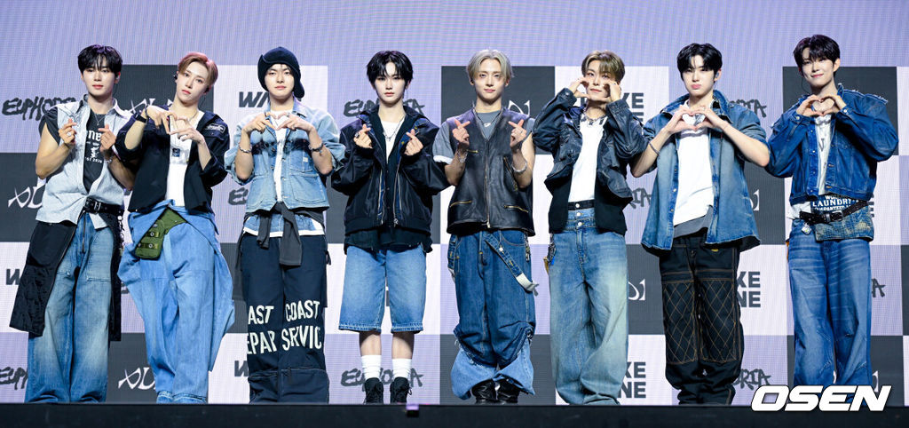 알파드라이브원 미니 1집 ‘EUPHORIA’ 발매 기념 미디어 쇼케이스가 12일 서울 용산구 블루스퀘어에서 열렸다.알파드라이브원의 데뷔 앨범인 미니 1집 ‘EUPHORIA’에는 선공개곡 ‘FORMULA’(포뮬러)와 타이틀곡 ‘FREAK ALARM’(프릭 알람)을 비롯해 ‘Raw Flame’(로우 플레임), ‘Chains’(체인스), ‘Never Been 2 Heaven’(네버 빈 투 헤븐), ‘Cinnamon Shake’(시나몬 셰이크)까지 총 6곡이 수록됐다.알파드라이브원이 포즈를 취하고 있다.  2026.01.12 /cej@osen.co.kr