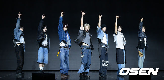 [OSEN=조은정 기자] 알파드라이브원 미니 1집 ‘EUPHORIA’ 발매 기념 미디어 쇼케이스가 12일 서울 용산구 블루스퀘어에서 열렸다.알파드라이브원의 데뷔 앨범인 미니 1집 ‘EUPHORIA’에는 선공개곡 ‘FORMULA’(포뮬러)와 타이틀곡 ‘FREAK ALARM’(프릭 알람)을 비롯해 ‘Raw Flame’(로우 플레임), ‘Chains’(체인스), ‘Never Been 2 Heaven’(네버 빈 투 헤븐), ‘Cinnamon Shake’(시나몬 셰이크)까지 총 6곡이 수록됐다.알파드라이브원이 무대를 선보이고 있다. 2026.01.12 /cej@osen.co.kr