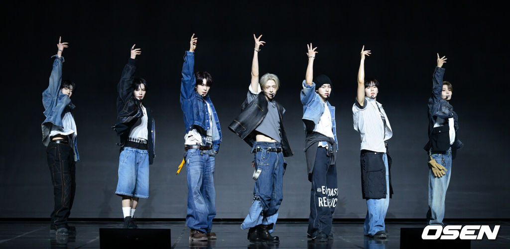 알파드라이브원 미니 1집 ‘EUPHORIA’ 발매 기념 미디어 쇼케이스가 12일 서울 용산구 블루스퀘어에서 열렸다.알파드라이브원의 데뷔 앨범인 미니 1집 ‘EUPHORIA’에는 선공개곡 ‘FORMULA’(포뮬러)와 타이틀곡 ‘FREAK ALARM’(프릭 알람)을 비롯해 ‘Raw Flame’(로우 플레임), ‘Chains’(체인스), ‘Never Been 2 Heaven’(네버 빈 투 헤븐), ‘Cinnamon Shake’(시나몬 셰이크)까지 총 6곡이 수록됐다.알파드라이브원이 무대를 선보이고 있다. 2026.01.12 /cej@osen.co.kr