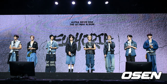 [OSEN=조은정 기자] 알파드라이브원 미니 1집 ‘EUPHORIA’ 발매 기념 미디어 쇼케이스가 12일 서울 용산구 블루스퀘어에서 열렸다.알파드라이브원의 데뷔 앨범인 미니 1집 ‘EUPHORIA’에는 선공개곡 ‘FORMULA’(포뮬러)와 타이틀곡 ‘FREAK ALARM’(프릭 알람)을 비롯해 ‘Raw Flame’(로우 플레임), ‘Chains’(체인스), ‘Never Been 2 Heaven’(네버 빈 투 헤븐), ‘Cinnamon Shake’(시나몬 셰이크)까지 총 6곡이 수록됐다.알파드라이브원이 인사를 하고 있다.  2026.01.12 /cej@osen.co.kr