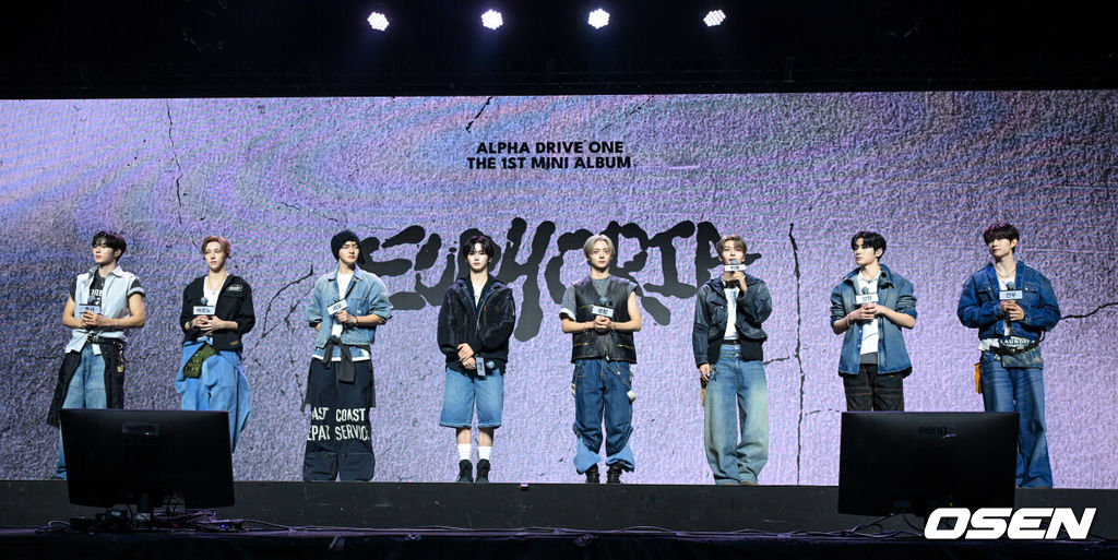 알파드라이브원 미니 1집 ‘EUPHORIA’ 발매 기념 미디어 쇼케이스가 12일 서울 용산구 블루스퀘어에서 열렸다.알파드라이브원의 데뷔 앨범인 미니 1집 ‘EUPHORIA’에는 선공개곡 ‘FORMULA’(포뮬러)와 타이틀곡 ‘FREAK ALARM’(프릭 알람)을 비롯해 ‘Raw Flame’(로우 플레임), ‘Chains’(체인스), ‘Never Been 2 Heaven’(네버 빈 투 헤븐), ‘Cinnamon Shake’(시나몬 셰이크)까지 총 6곡이 수록됐다.알파드라이브원이 인사를 하고 있다.  2026.01.12 /cej@osen.co.kr