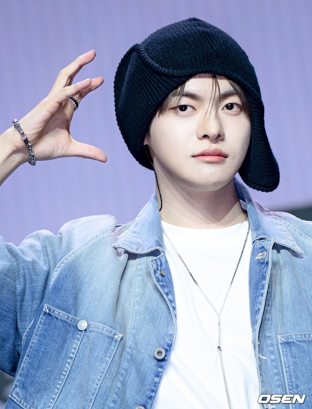 알파드라이브원 미니 1집 ‘EUPHORIA’ 발매 기념 미디어 쇼케이스가 12일 서울 용산구 블루스퀘어에서 열렸다.알파드라이브원의 데뷔 앨범인 미니 1집 ‘EUPHORIA’에는 선공개곡 ‘FORMULA’(포뮬러)와 타이틀곡 ‘FREAK ALARM’(프릭 알람)을 비롯해 ‘Raw Flame’(로우 플레임), ‘Chains’(체인스), ‘Never Been 2 Heaven’(네버 빈 투 헤븐), ‘Cinnamon Shake’(시나몬 셰이크)까지 총 6곡이 수록됐다.알파드라이브원 리오가 포즈를 취하고 있다.  2026.01.12 /cej@osen.co.kr