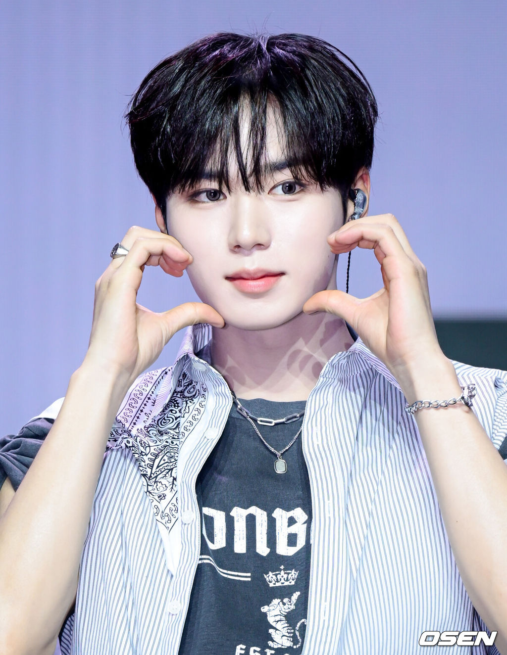 알파드라이브원 미니 1집 ‘EUPHORIA’ 발매 기념 미디어 쇼케이스가 12일 서울 용산구 블루스퀘어에서 열렸다.알파드라이브원의 데뷔 앨범인 미니 1집 ‘EUPHORIA’에는 선공개곡 ‘FORMULA’(포뮬러)와 타이틀곡 ‘FREAK ALARM’(프릭 알람)을 비롯해 ‘Raw Flame’(로우 플레임), ‘Chains’(체인스), ‘Never Been 2 Heaven’(네버 빈 투 헤븐), ‘Cinnamon Shake’(시나몬 셰이크)까지 총 6곡이 수록됐다.알파드라이브원 준서가 포즈를 취하고 있다.  2026.01.12 /cej@osen.co.kr