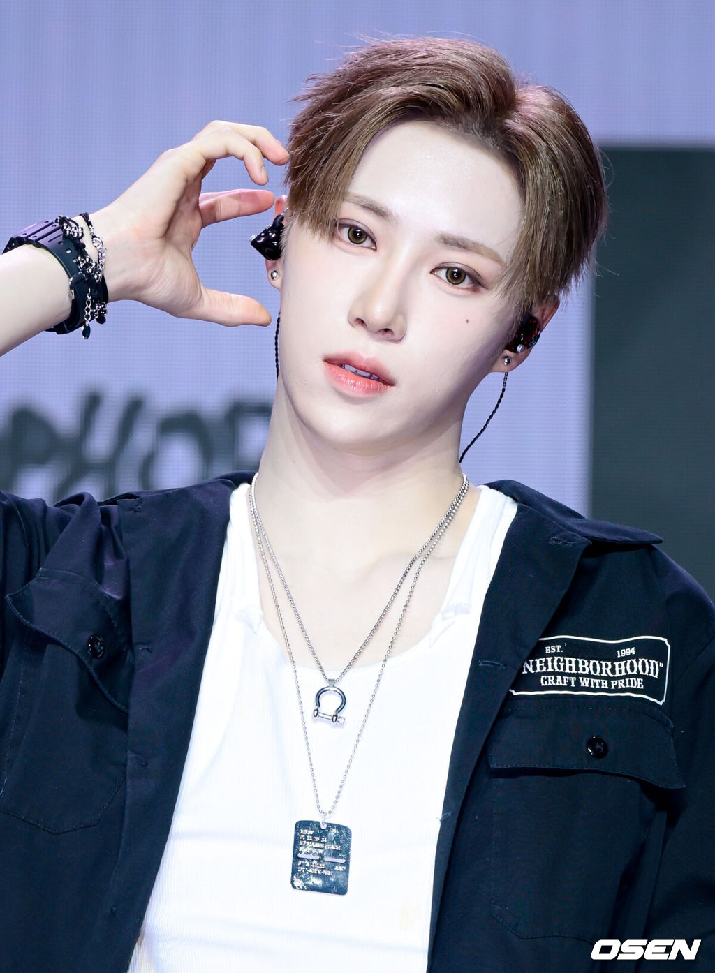 알파드라이브원 미니 1집 ‘EUPHORIA’ 발매 기념 미디어 쇼케이스가 12일 서울 용산구 블루스퀘어에서 열렸다.알파드라이브원의 데뷔 앨범인 미니 1집 ‘EUPHORIA’에는 선공개곡 ‘FORMULA’(포뮬러)와 타이틀곡 ‘FREAK ALARM’(프릭 알람)을 비롯해 ‘Raw Flame’(로우 플레임), ‘Chains’(체인스), ‘Never Been 2 Heaven’(네버 빈 투 헤븐), ‘Cinnamon Shake’(시나몬 셰이크)까지 총 6곡이 수록됐다.알파드라이브원 아르노가 포즈를 취하고 있다.  2026.01.12 /cej@osen.co.kr