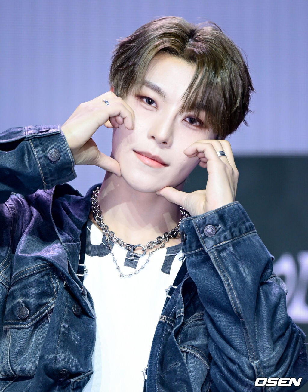 알파드라이브원 미니 1집 ‘EUPHORIA’ 발매 기념 미디어 쇼케이스가 12일 서울 용산구 블루스퀘어에서 열렸다.알파드라이브원의 데뷔 앨범인 미니 1집 ‘EUPHORIA’에는 선공개곡 ‘FORMULA’(포뮬러)와 타이틀곡 ‘FREAK ALARM’(프릭 알람)을 비롯해 ‘Raw Flame’(로우 플레임), ‘Chains’(체인스), ‘Never Been 2 Heaven’(네버 빈 투 헤븐), ‘Cinnamon Shake’(시나몬 셰이크)까지 총 6곡이 수록됐다.알파드라이브원 씬롱이 포즈를 취하고 있다.  2026.01.12 /cej@osen.co.kr