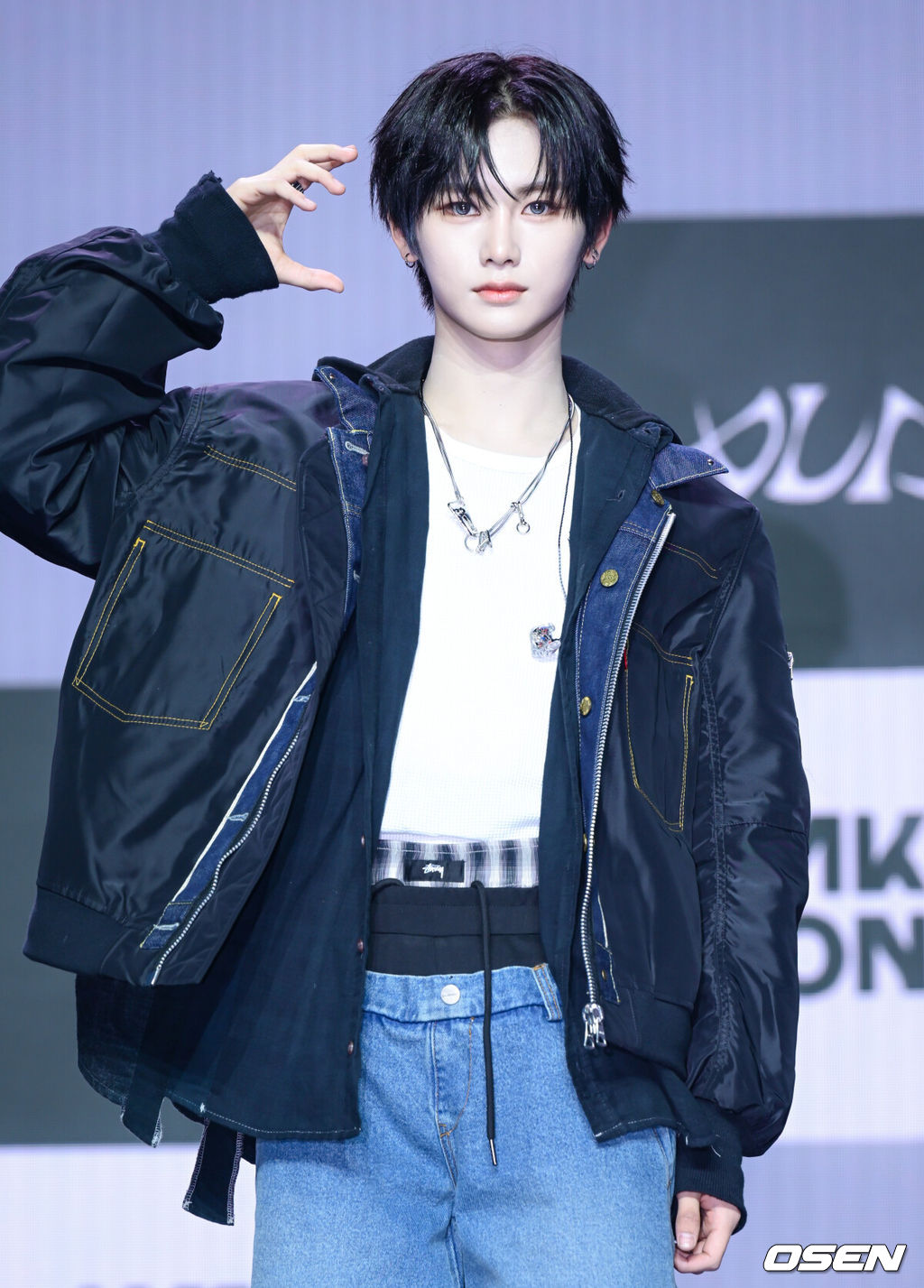 알파드라이브원 미니 1집 ‘EUPHORIA’ 발매 기념 미디어 쇼케이스가 12일 서울 용산구 블루스퀘어에서 열렸다.알파드라이브원의 데뷔 앨범인 미니 1집 ‘EUPHORIA’에는 선공개곡 ‘FORMULA’(포뮬러)와 타이틀곡 ‘FREAK ALARM’(프릭 알람)을 비롯해 ‘Raw Flame’(로우 플레임), ‘Chains’(체인스), ‘Never Been 2 Heaven’(네버 빈 투 헤븐), ‘Cinnamon Shake’(시나몬 셰이크)까지 총 6곡이 수록됐다.알파드라이브원 안신이 포즈를 취하고 있다.  2026.01.12 /cej@osen.co.kr