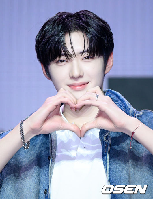 [OSEN=조은정 기자] 알파드라이브원 미니 1집 ‘EUPHORIA’ 발매 기념 미디어 쇼케이스가 12일 서울 용산구 블루스퀘어에서 열렸다.알파드라이브원의 데뷔 앨범인 미니 1집 ‘EUPHORIA’에는 선공개곡 ‘FORMULA’(포뮬러)와 타이틀곡 ‘FREAK ALARM’(프릭 알람)을 비롯해 ‘Raw Flame’(로우 플레임), ‘Chains’(체인스), ‘Never Been 2 Heaven’(네버 빈 투 헤븐), ‘Cinnamon Shake’(시나몬 셰이크)까지 총 6곡이 수록됐다.알파드라이브원 상현이 포즈를 취하고 있다.  2026.01.12 /cej@osen.co.kr