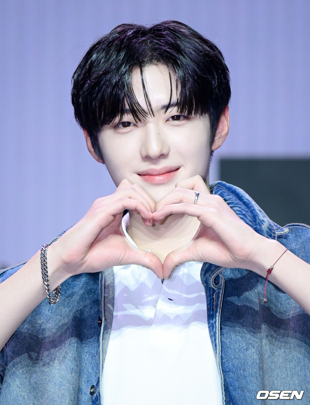 알파드라이브원 미니 1집 ‘EUPHORIA’ 발매 기념 미디어 쇼케이스가 12일 서울 용산구 블루스퀘어에서 열렸다.알파드라이브원의 데뷔 앨범인 미니 1집 ‘EUPHORIA’에는 선공개곡 ‘FORMULA’(포뮬러)와 타이틀곡 ‘FREAK ALARM’(프릭 알람)을 비롯해 ‘Raw Flame’(로우 플레임), ‘Chains’(체인스), ‘Never Been 2 Heaven’(네버 빈 투 헤븐), ‘Cinnamon Shake’(시나몬 셰이크)까지 총 6곡이 수록됐다.알파드라이브원 상현이 포즈를 취하고 있다.  2026.01.12 /cej@osen.co.kr