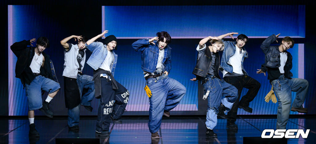 알파드라이브원 미니 1집 ‘EUPHORIA’ 발매 기념 미디어 쇼케이스가 12일 서울 용산구 블루스퀘어에서 열렸다.알파드라이브원의 데뷔 앨범인 미니 1집 ‘EUPHORIA’에는 선공개곡 ‘FORMULA’(포뮬러)와 타이틀곡 ‘FREAK ALARM’(프릭 알람)을 비롯해 ‘Raw Flame’(로우 플레임), ‘Chains’(체인스), ‘Never Been 2 Heaven’(네버 빈 투 헤븐), ‘Cinnamon Shake’(시나몬 셰이크)까지 총 6곡이 수록됐다.알파드라이브원이 무대를 선보이고 있다. 2026.01.12 /cej@osen.co.kr