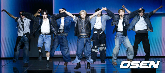 [OSEN=조은정 기자] 알파드라이브원 미니 1집 ‘EUPHORIA’ 발매 기념 미디어 쇼케이스가 12일 서울 용산구 블루스퀘어에서 열렸다.알파드라이브원의 데뷔 앨범인 미니 1집 ‘EUPHORIA’에는 선공개곡 ‘FORMULA’(포뮬러)와 타이틀곡 ‘FREAK ALARM’(프릭 알람)을 비롯해 ‘Raw Flame’(로우 플레임), ‘Chains’(체인스), ‘Never Been 2 Heaven’(네버 빈 투 헤븐), ‘Cinnamon Shake’(시나몬 셰이크)까지 총 6곡이 수록됐다.알파드라이브원이 무대를 선보이고 있다. 2026.01.12 /cej@osen.co.kr