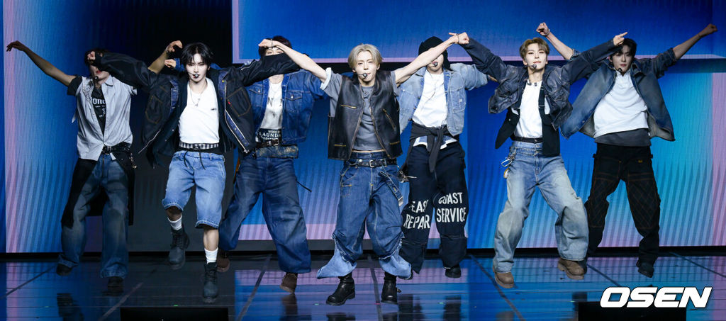 알파드라이브원 미니 1집 ‘EUPHORIA’ 발매 기념 미디어 쇼케이스가 12일 서울 용산구 블루스퀘어에서 열렸다.알파드라이브원의 데뷔 앨범인 미니 1집 ‘EUPHORIA’에는 선공개곡 ‘FORMULA’(포뮬러)와 타이틀곡 ‘FREAK ALARM’(프릭 알람)을 비롯해 ‘Raw Flame’(로우 플레임), ‘Chains’(체인스), ‘Never Been 2 Heaven’(네버 빈 투 헤븐), ‘Cinnamon Shake’(시나몬 셰이크)까지 총 6곡이 수록됐다.알파드라이브원이 무대를 선보이고 있다. 2026.01.12 /cej@osen.co.kr