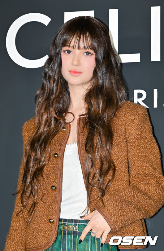 [OSEN=박준형 기자] &nbsp;28일 오후 서울 청담동에서 '셀린느 청담 플래그십 스토어' 오픈 행사가 진행됐다.이날 행사에는 배우 박보검과 수지, 뉴진스 다니엘, 그룹 투어스, Kevin Paker(Tame Impala 밴드)가 참석했다. 그룹 뉴진스 멤버 다니엘이 포즈를 취하고 있다.   2024.11.28 / soul1014@osen.co.kr