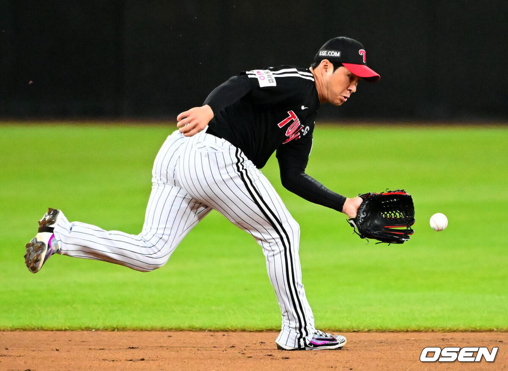 30일 대전 한화생명볼파크에서 2025 신한 SOL Bank KBO리그 포스트시즌 한국시리즈 4차전 한화 이글스와 LG 트윈스의 경기가 열렸다.이날 경기에 한화는 와이스를, LG는 치리노스를 선발투수로 내세웠다. 3회말 1사에서 LG 오지환이 한화 손아섭의 유격수 땅볼 내야 안타 타구를 쫓고 있다. 2025.10.30 / jpnews@osen.co.kr