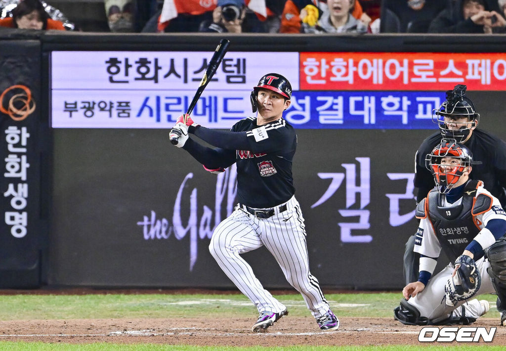 31일 대전 한화생명볼파크에서 2025 신한 SOL Bank KBO리그 포스트시즌 한국시리즈 5차전 한화 이글스와 LG 트윈스의 경기가 열렸다.이날 경기에 한화는 문동주를, LG는 톨허스트를 선발투수로 내세웠다. 3회초 1사 만루 LG 오지환이 다시 앞서가는 1타점 희생플라이를 날리고 있다.  2025.10.31 / soul1014@osen.co.kr