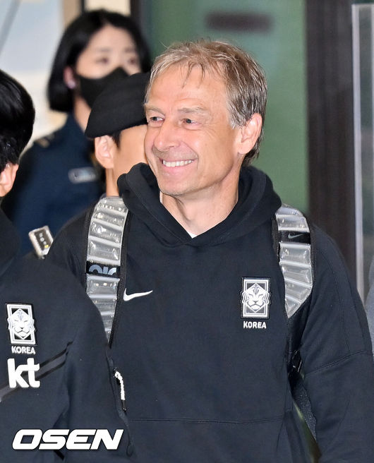 [OSEN=인천공항, 민경훈 기자] 4강에서 요르단에 패하며 2023 카타르 아시안컵 여정을 마무리한 대한민국 축구대표팀이 8일 오후 인천국제공항을 통해 입국했다.클린스만 감독이 입국장을 통과하며 미소짓고 있다. 2024.02.08 / rumi@osen.co.kr