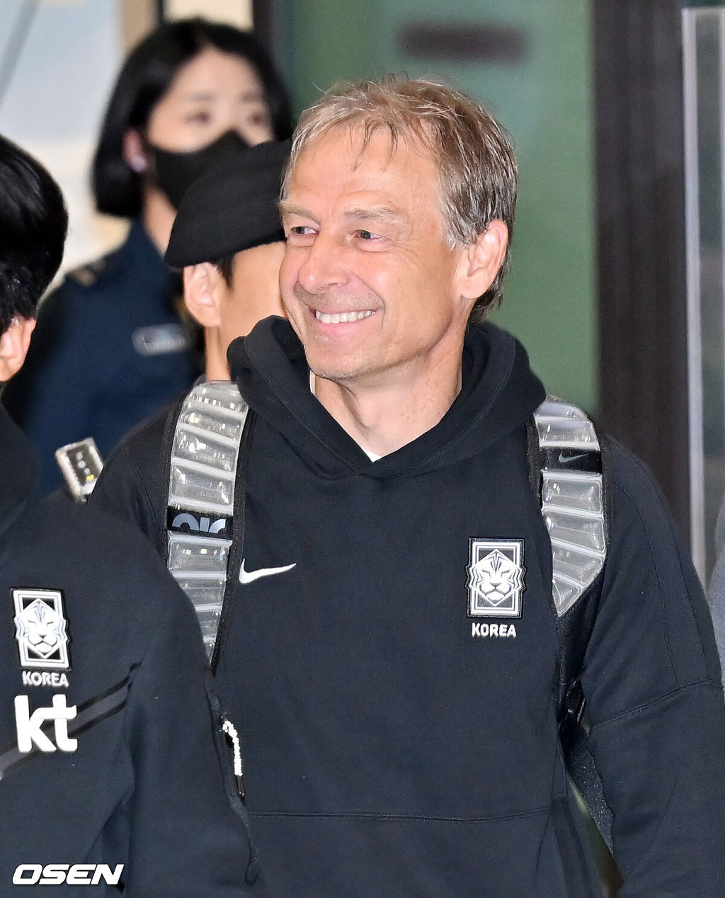 4강에서 요르단에 패하며 2023 카타르 아시안컵 여정을 마무리한 대한민국 축구대표팀이 8일 오후 인천국제공항을 통해 입국했다.클린스만 감독이 입국장을 통과하며 미소짓고 있다. 2024.02.08 / rumi@osen.co.kr