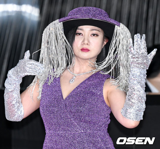 [OSEN=조은정 기자]2023 SBS&nbsp;연예대상 포토월 행사가 30일 서울 마포구 상암 SBS 프리즘타워에서 열렸다.방송인 박나래가 레드카펫을 밟으며 포즈를 취하고 있다. 2023.12.30/cej@osen.co.kr