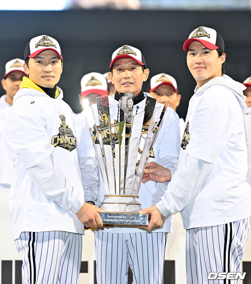 2025 시즌 통합 우승을 거머쥔 LG 트윈스가 1일 오후 서울 잠실야구장에서 ‘한국시리즈 통합우승 IN 잠실' 행사를 가졌다.이날 행사에는 팬들을 위한 트로피 퍼포먼스, 선수단 그라운드 행진, 비하인드 스몰토크, 선수단 샴페인 샤워, 이벤트 매치 등 다양한 프로그램이 펼쳐졌다.잠실구장에서 LG 박해민, 염경엽 감독, 임찬규가 트로피를 들며 통합 우승 세리머니가 펼쳐지고 있다. 2025.11.01 /rumi@osen.co.kr