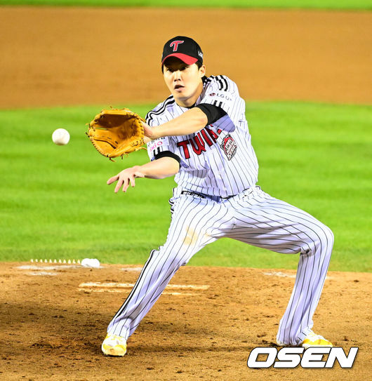 [OSEN=잠실, 지형준 기자] 27일 오후 서울 잠실야구장에서 2025 신한 SOL Bank KBO리그 포스트시즌 한국시리즈 2차전 LG 트윈스와 한화 이글스의 경기가 열렸다.LG는 임찬규, 한화는 류현진을 선발 투수로 내세웠다.2회초 무사에서 LG 임찬규가 한화 최재훈의 투수 땅볼 타구를 처리하고 있다. 2025.10.27 /jpnews@osen.co.kr