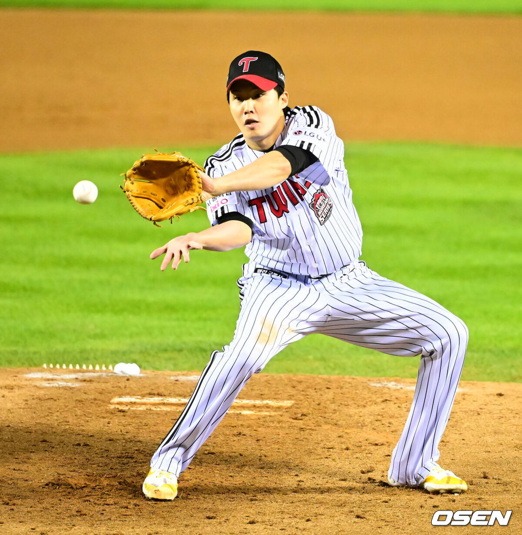 27일 오후 서울 잠실야구장에서 2025 신한 SOL Bank KBO리그 포스트시즌 한국시리즈 2차전 LG 트윈스와 한화 이글스의 경기가 열렸다.LG는 임찬규, 한화는 류현진을 선발 투수로 내세웠다.2회초 무사에서 LG 임찬규가 한화 최재훈의 투수 땅볼 타구를 처리하고 있다. 2025.10.27 /jpnews@osen.co.kr