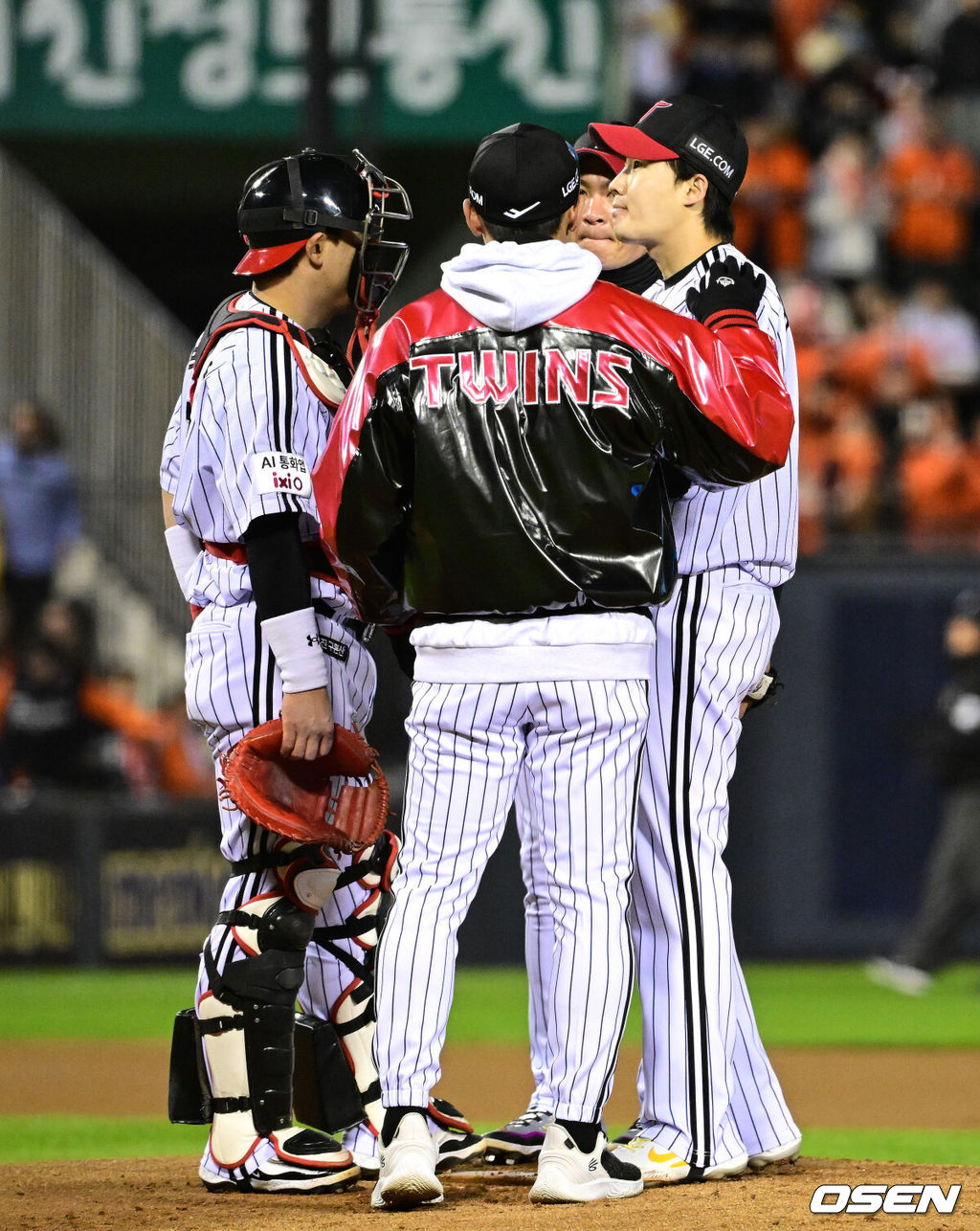 27일 오후 서울 잠실야구장에서 2025 신한 SOL Bank KBO리그 포스트시즌 한국시리즈 2차전 LG 트윈스와 한화 이글스의 경기가 열렸다.LG는 임찬규, 한화는 류현진을 선발 투수로 내세웠다.1회초 1사에서 마운드를 방문한 LG 김광삼 코치가 임찬규와 이야기를 나누고 있다. 2025.10.27 /sunday@osen.co.kr