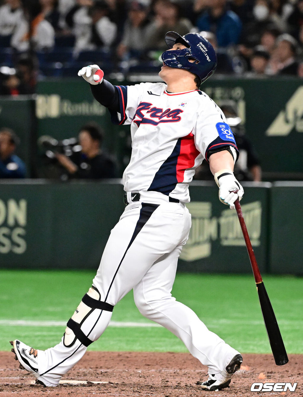 16일 오후 일본 도쿄돔에서  ‘2025 NAVER K-BASEBALL SERIES’ 대한민국과 일본의 2차전 경기가 열렸다.한국은 정우주, 일본은 카네마루 유메토를 선발투수로 내세웠다.7회말 1사 만루에서 대한민국 박동원이 희생플라이를 날리고 있다. 2025.11.16 /cej@osen.co.kr