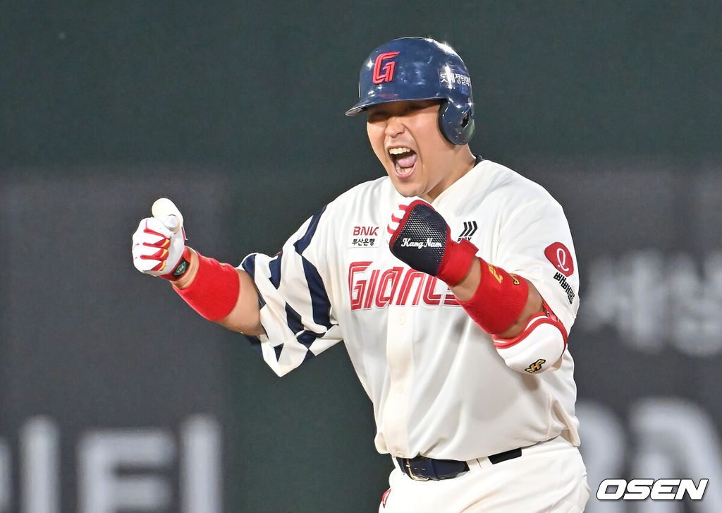 17일 부산 사직야구장에서 2025 신한 SOL 뱅크 KBO 리그 롯데 자이언츠와 삼성 라이온즈의 경기가 열렸다. 홈팀 롯데는 감보아가, 방문팀 삼성은 이승현이 선발 출전했다.롯데 자이언츠 유강남이 7회말 우중간 2루타를 치고 환호하고 있다. 2025.08.17 / foto0307@osen.co.kr