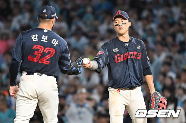 [OSEN=창원, 이석우 기자] 23일 창원NC파크에서 2025 신한 SOL 뱅크 KBO 리그 NC 다이노스와 롯데 자이언츠의 경기가 열렸다. 홈팀 NC는 김녹원이, 방문팀 롯데는 감보아가 선발 출전했다. 롯데 자이언츠 노진혁이 5회말 1사 만루 최정원의 1루수 앞 내야 안타에 송구 실책으로 2실점한 후 갑보아에게 볼을 건네고 있다. 2025.08.23 / foto0307@osen.co.kr