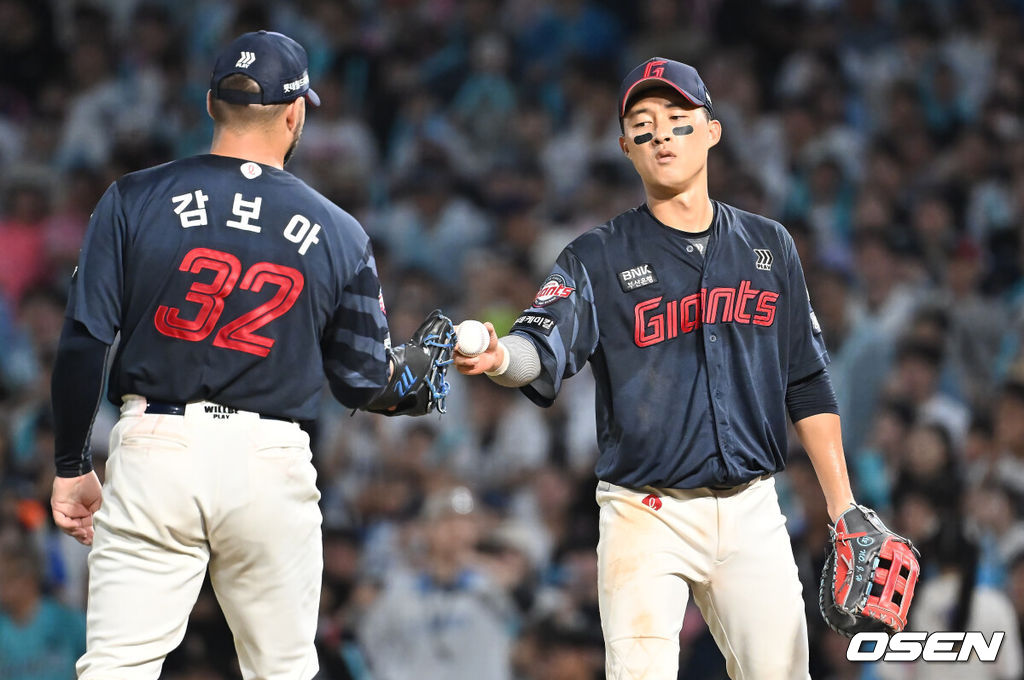23일 창원NC파크에서 2025 신한 SOL 뱅크 KBO 리그 NC 다이노스와 롯데 자이언츠의 경기가 열렸다. 홈팀 NC는 김녹원이, 방문팀 롯데는 감보아가 선발 출전했다. 롯데 자이언츠 노진혁이 5회말 1사 만루 최정원의 1루수 앞 내야 안타에 송구 실책으로 2실점한 후 갑보아에게 볼을 건네고 있다. 2025.08.23 / foto0307@osen.co.kr