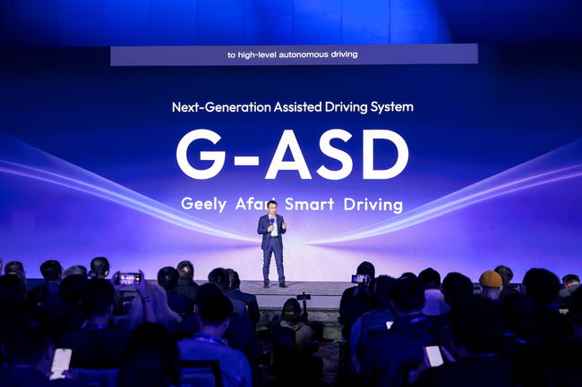 CES 2026 현장에서 풀 모메인 AI 2.0과 G-ASD에대 설명 중인 제리 간 CEO.