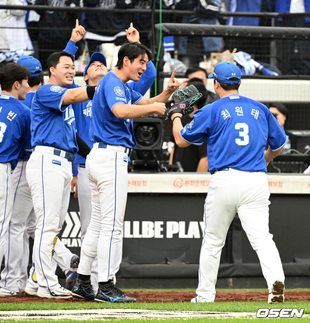 19일 오후 대전 한화생명볼파크에서 2025 신한 SOL Bank KBO리그 포스트시즌 플레이오프 2차전 한화 이글스와 삼성 라이온즈의 경기가 열렸다.한화는 라이언 와이스, 삼성은 최원태를 선발 투수로 내세웠다.7회말 2사에서 삼성 최원태가 한화 권광민을 삼진 처리하고 동료들과 환호하고 있다. 2025.10.19 /sunday@osen.co.kr