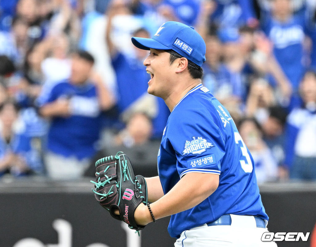 19일 오후 대전 한화생명볼파크에서 2025 신한 SOL Bank KBO리그 포스트시즌 플레이오프 2차전 한화 이글스와 삼성 라이온즈의 경기가 열렸다.한화는 라이언 와이스, 삼성은 최원태를 선발 투수로 내세웠다.7회말 2사에서 삼성 최원태가 한화 권광민을 삼진 처리하고 환호하고 있다. 2025.10.19 /sunday@osen.co.kr