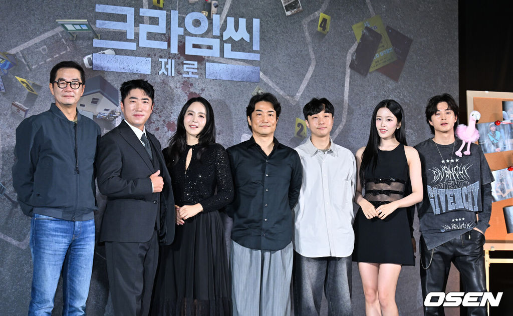 넷플릭스 예능 '크라임씬 제로' 제작발표회가 16일 서울 구로구 신도림 라마다 호텔에서 열렸다.넷플릭스 예능 ‘크라임씬 제로’는 용의자와 탐정이 된 플레이어가 그들 가운데 숨어있는 범인을 찾아내는 레전드 롤플레잉 추리 게임이다.장진(왼쪽부터), 장동민, 박지윤, 윤현준PD, 황슬우PD, 아이브 안유진, 김지훈 이 포즈를 취하고 있다.  2025.09.16 /cej@osen.co.kr