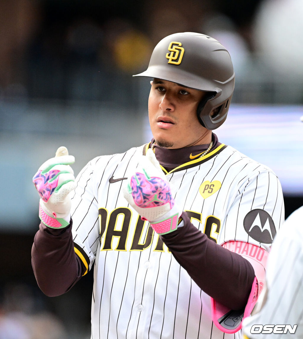 샌프란시스코 자이언츠 이정후(26)가 데뷔 첫 홈런을 터뜨렸다. 샌프란시스코는 개막전 패배 이후 2연승을 달렸다. 샌프란시스코는 31일(한국시간) 미국 캘리포니아주 샌디에이고 펫코 파크에서 열린 2024시즌 메이저리그 샌디에이고 파드리스와의 경기에서 9-6으로 승리했다. 최근 2연승 행진이다. 이정후는 이날 메이저리그 데뷔 첫 홈런을 터뜨렸다. 4타수 1안타 1홈런 2타점 1득점을 기록하며 데뷔 첫 3경기 연속안타 기록도 이어졌다. 시즌 타율은 3할3푼3리(12타수 4안타)로 하락했지만 OPS는 .869로 급상승했다. 샌디에이고 김하성은 4타수 무안타로 침묵했다. 시즌 타율은 1할6푼7리(18타수 3안타)로 하락했다. 4회말 무사 1루에서 샌디에이고 마차도가 좌전 안타를 날리고 세리머니를 하고 있다. 2024.03.31 /jpnews@osen.co.kr