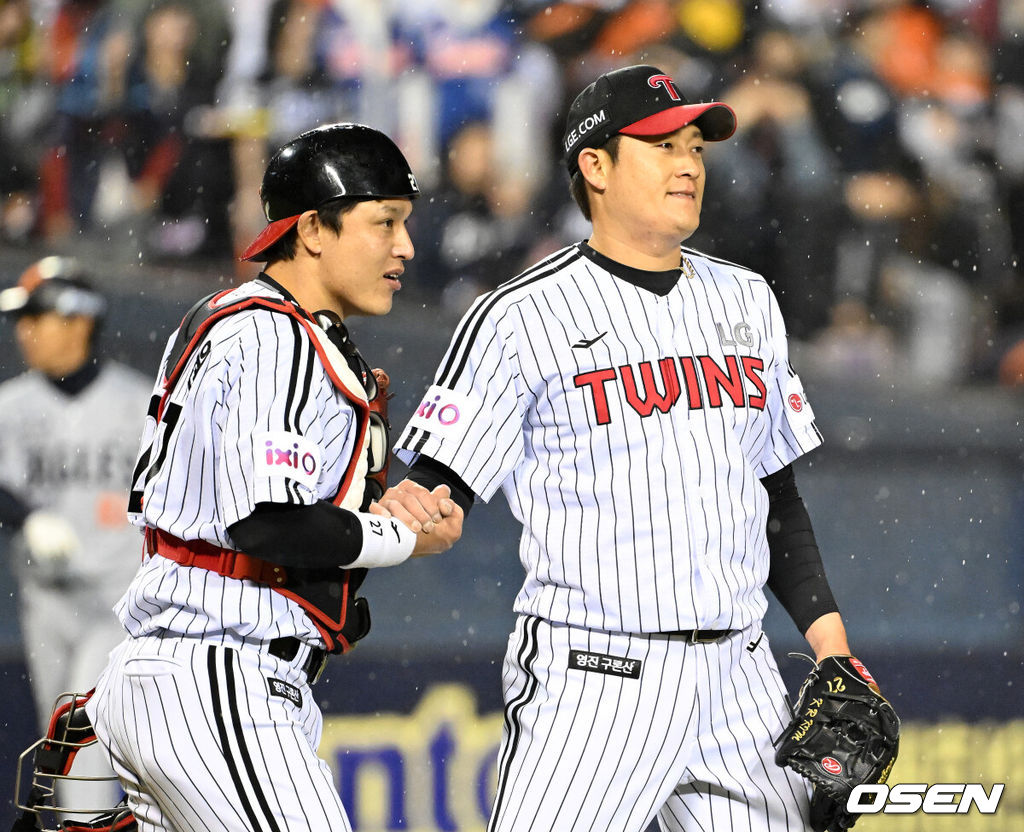 프로야구 LG 트윈스가 개막 5연승을 질주했다. LG는 27일 서울 잠실구장에서 열린 2025 KBO리그 한화와 경기에서 2-1로 승리했다. 경기 종료 후 LG 투수 김강률이 포수 박동원과 승리의 기쁨을 나누고 있다. 2025.03.27 /sunday@osen.co.kr