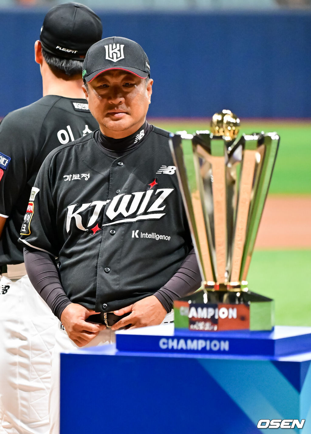 1일 오후 서울 고척 스카이돔에서 제1회 2025 KBO 퓨처스리그 챔피언결정전 KT 위즈와 상무의 경기가 진행됐다. 지난달 29일 열린 2025 퓨처스리그 챔피언 결정전 준결승전에서 남부리그 2위 KT는 북부리그 1위 한화 이글스에 10-6 역전승을 거뒀다. 남부리그 1위 상무는 북부리그 2위 LG 트윈스를 5-2로 꺾고 각각 결승 진출에 성공했다.경기 앞서 KT 김호 감독이 우승 트로피를 바라보고 있다. 2025.10.01 / soul1014@osen.co.kr