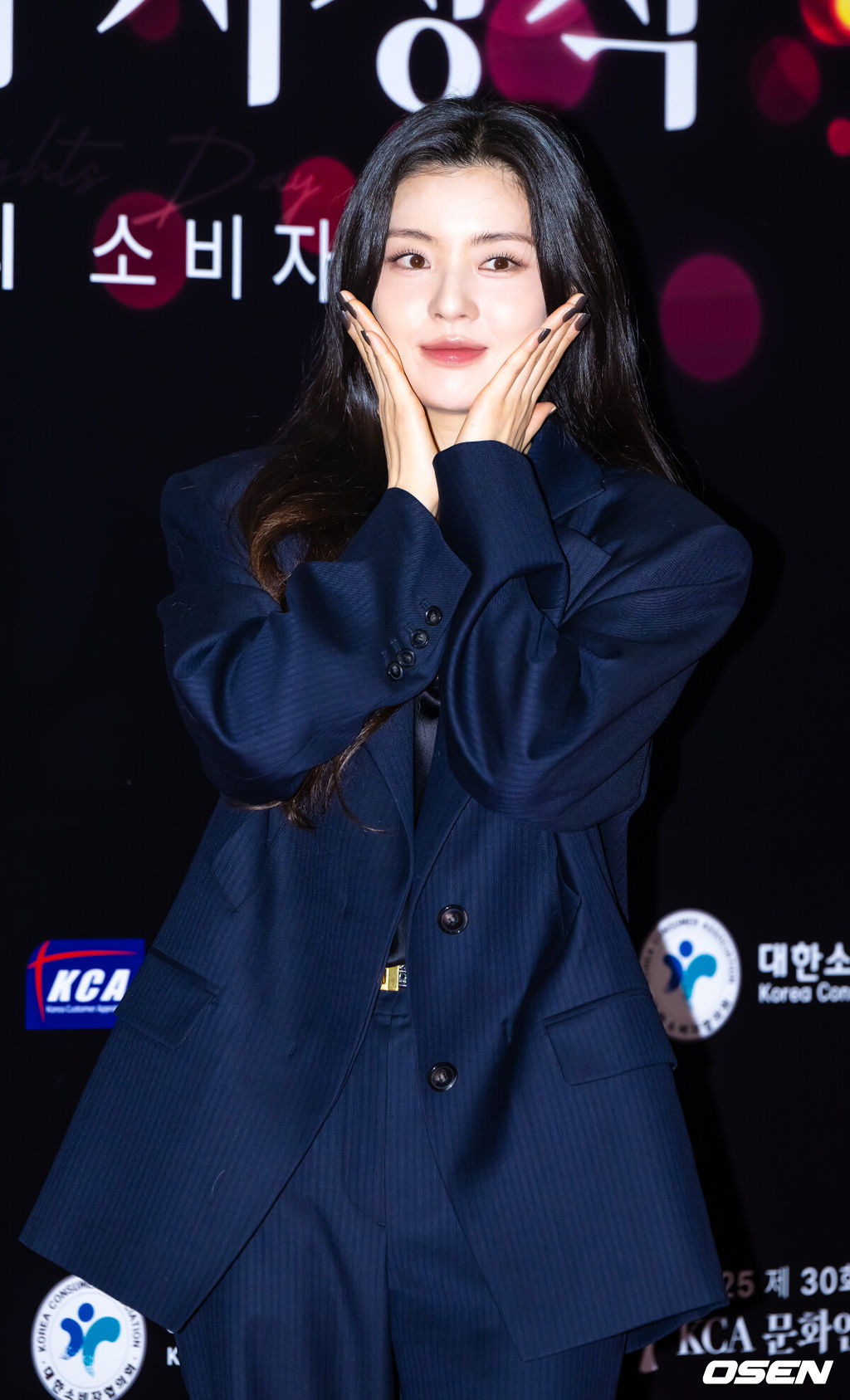 9일 오후 서울 한국과학기술회관에서 제30회 소비자의 날 KCA 문화연예 시상식이 진행됐다. 소비자의 날은 소비자의 권리 의식을 신장시키고, 소비자 보호에 대한 인식을 높이기 위해 제정된 법정 기념일로 이를 기념하기 위한 본 시상식은 예능, 드라마, 영화 부문으로 나눠 진행된다. 이날 시상식에는 배우 문소리와 조정석, 임윤아, 주원, 이수지, 강남, 육성재, 미미, 김원훈, 이선빈, 방효린 등이 수상자로 참석했다.배우 이선빈이 포즈를 취하고 있다.  2025.12.09 / soul1014@osen.co.kr