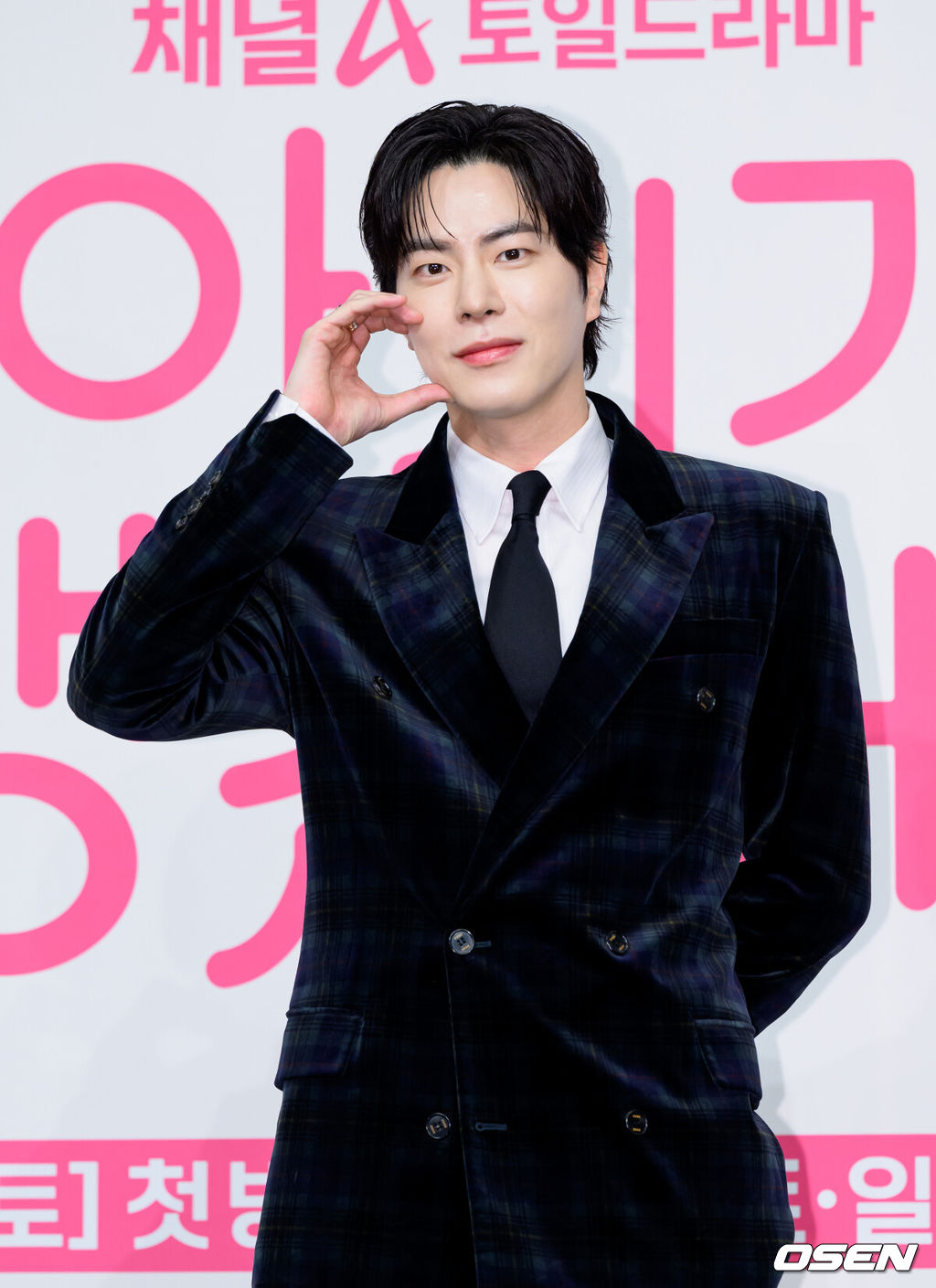 13일 오후 서울 구로구 더링크서울에서 채널A 새 드라마 ‘아기가 생겼어요’ 제작발표회가 열렸다.웹소설을 원작으로 한 웹툰 ‘아기가 생겼어요’는 완벽한 선생님을 꿈꾸던 희원이 하룻밤의 일탈로 임신하게 되면서 벌어지는 아슬아슬한 로맨스를 그린 작품이다.배우 홍종현이 포토타임을 가지고 있다. 2026.01.13 /sunday@osen.co.kr