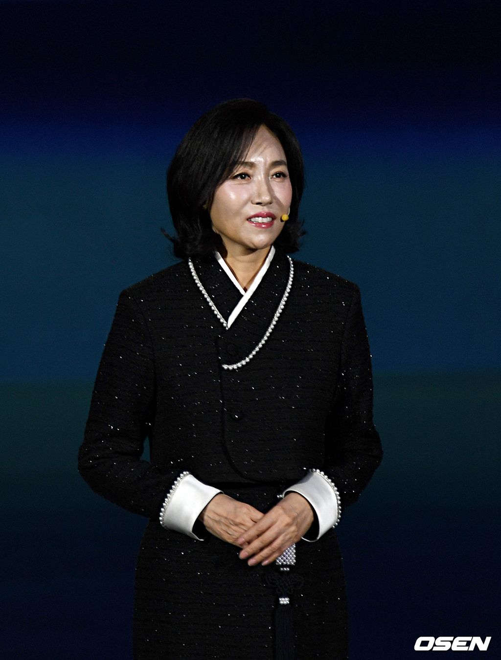 한복의 유려한 선이 돋보이는 의상을 입고 환영 인사를 하는 상희정 르노코리아 부사장. 