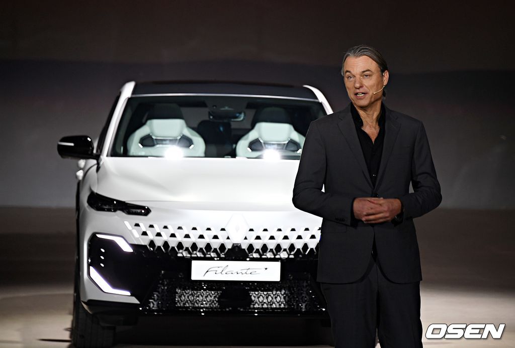 필랑트의 디자인을 설명하고 있는 로렌스 반 덴 아커 르노그룹 디자인 총괄 부회장.