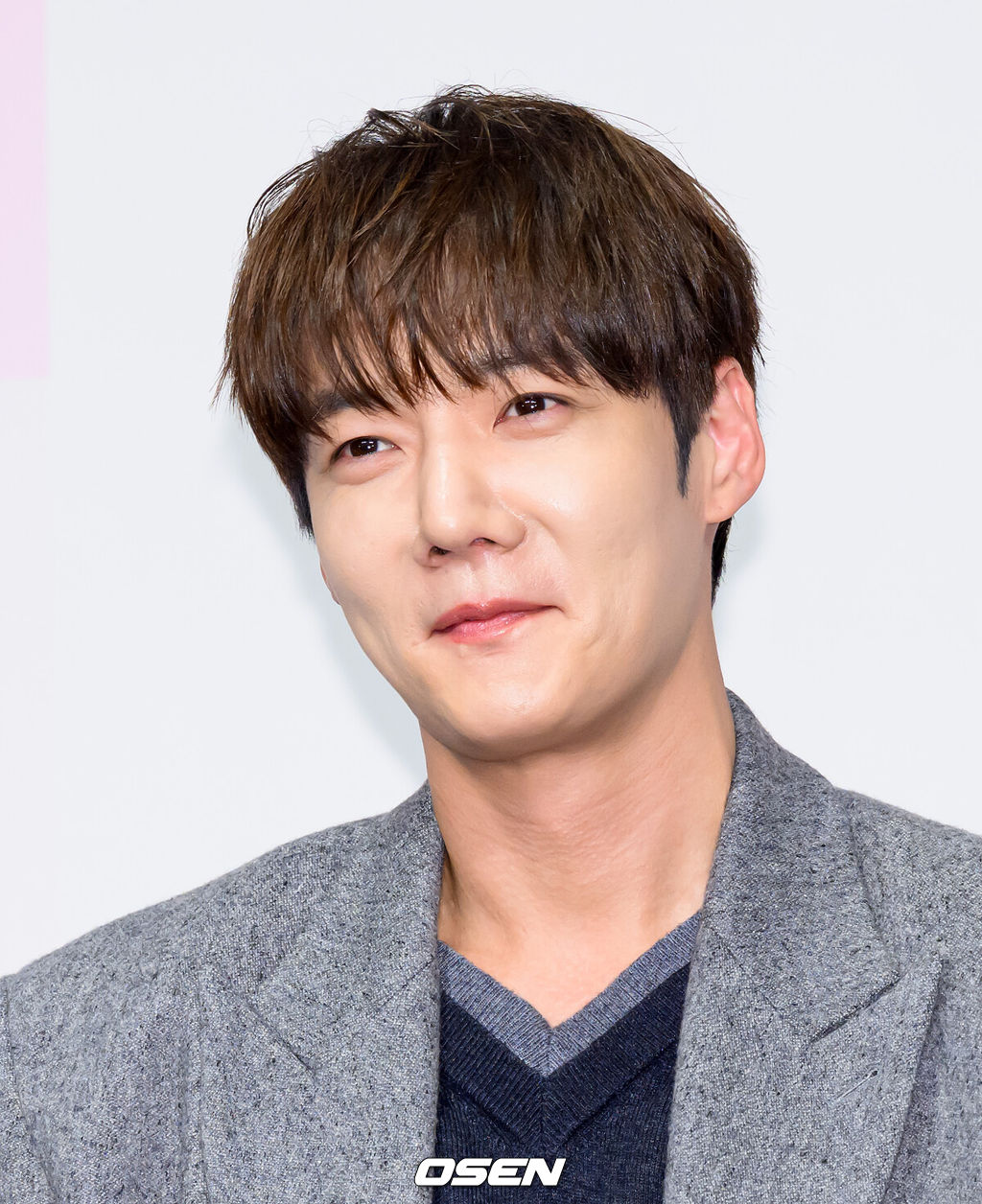 13일 오후 서울 구로구 더링크서울에서 채널A 새 드라마 ‘아기가 생겼어요’ 제작발표회가 열렸다.웹소설을 원작으로 한 웹툰 ‘아기가 생겼어요’는 완벽한 선생님을 꿈꾸던 희원이 하룻밤의 일탈로 임신하게 되면서 벌어지는 아슬아슬한 로맨스를 그린 작품이다.배우 최진혁이 취재진의 질문을 듣고 있다. 2026.01.13 /sunday@osen.co.kr