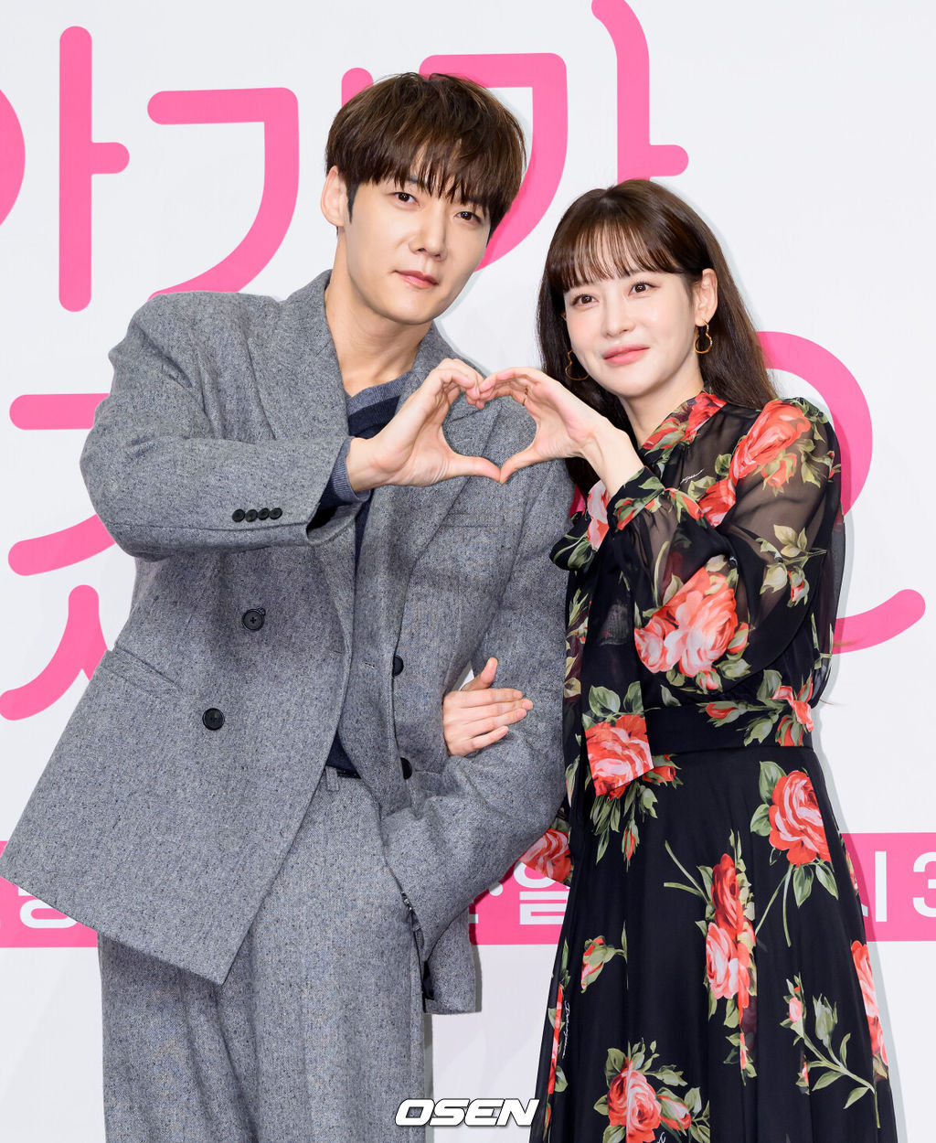 13일 오후 서울 구로구 더링크서울에서 채널A 새 드라마 ‘아기가 생겼어요’ 제작발표회가 열렸다.웹소설을 원작으로 한 웹툰 ‘아기가 생겼어요’는 완벽한 선생님을 꿈꾸던 희원이 하룻밤의 일탈로 임신하게 되면서 벌어지는 아슬아슬한 로맨스를 그린 작품이다.배우 최진혁, 오연서가 포토타임을 가지고 있다. 2026.01.13 /sunday@osen.co.kr