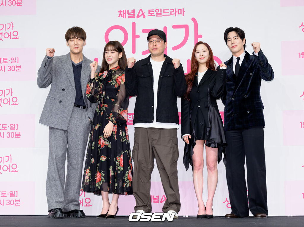 13일 오후 서울 구로구 더링크서울에서 채널A 새 드라마 ‘아기가 생겼어요’ 제작발표회가 열렸다.웹소설을 원작으로 한 웹툰 ‘아기가 생겼어요’는 완벽한 선생님을 꿈꾸던 희원이 하룻밤의 일탈로 임신하게 되면서 벌어지는 아슬아슬한 로맨스를 그린 작품이다.배우 최진혁, 오연서, 김진성 감독, 김다솜, 홍종현이 포토타임을 가지고 있다. 2026.01.13 /sunday@osen.co.kr