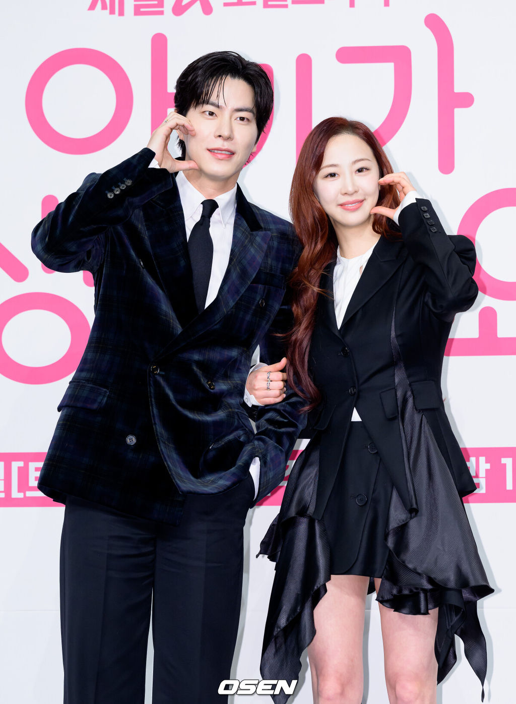 13일 오후 서울 구로구 더링크서울에서 채널A 새 드라마 ‘아기가 생겼어요’ 제작발표회가 열렸다.웹소설을 원작으로 한 웹툰 ‘아기가 생겼어요’는 완벽한 선생님을 꿈꾸던 희원이 하룻밤의 일탈로 임신하게 되면서 벌어지는 아슬아슬한 로맨스를 그린 작품이다.배우 홍종현, 김다솜이 포토타임을 가지고 있다. 2026.01.13 /sunday@osen.co.kr