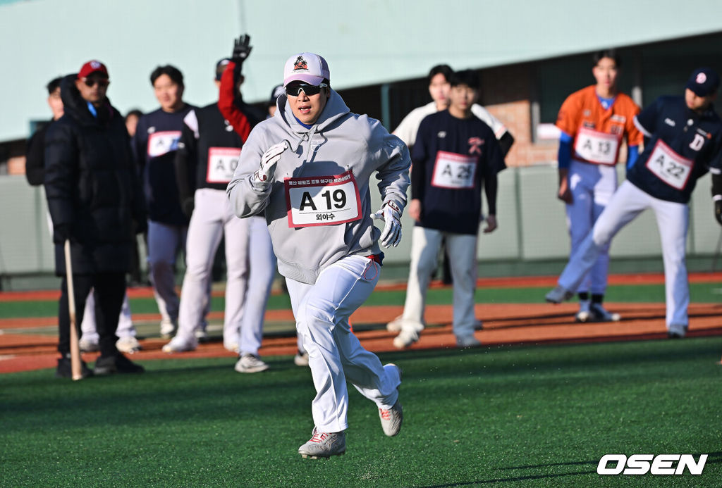 13일 울산 문수야구장에서 울산 웨일즈 트라이아웃이 열렸다. 정원 35명 모집에 무려 230명이 지원한 KBO 퓨처스리그 최초의 시민구단 울산 웨일즈는 13·14일 이틀간의 트라이아웃을 거쳐 15일 합격자를 발표한다.전 키움 히어로즈 외야수 김동엽이 트라이아웃에 참가하고 있다. 2026.01.13 / foto0307@osen.co.kr